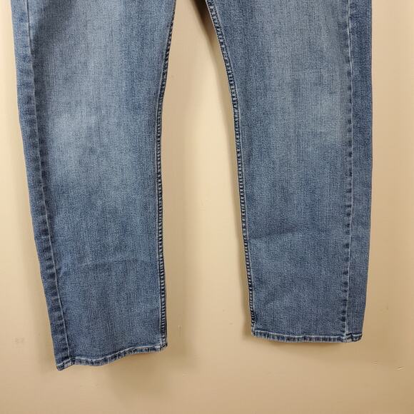 Levi's Signature Light Wash Regular Fit Straight Leg Jeans Size 33x30 - Picture 2 of 10